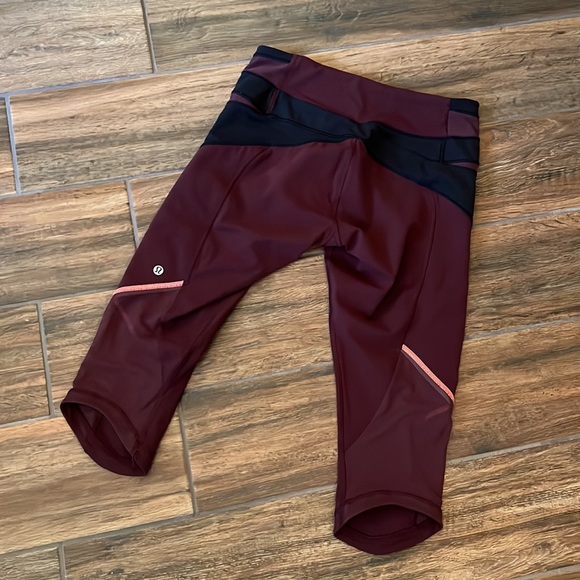 LIKE NEW Lululemon Crop Legging - Picture 2 of 3